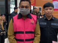 TERSANGKA. Camat Tompobulu, AZ (46) saat ditetapkan sebagai tersangka kasus korupsi dana desa dan ADD di Desa Pattalassang, Kabupaten Bantaeng.