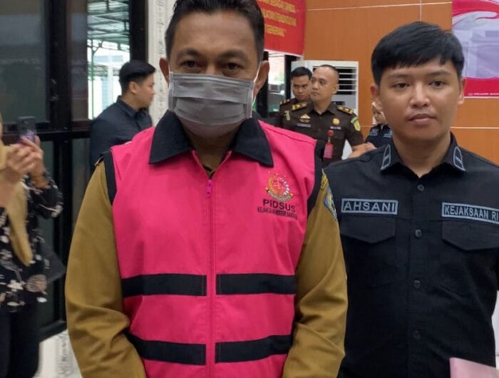 TERSANGKA. Camat Tompobulu, AZ (46) saat ditetapkan sebagai tersangka kasus korupsi dana desa dan ADD di Desa Pattalassang, Kabupaten Bantaeng.