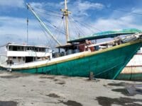 Kapal Motor (KM) Mulya Abadi sesaat sebelum berlabuh.