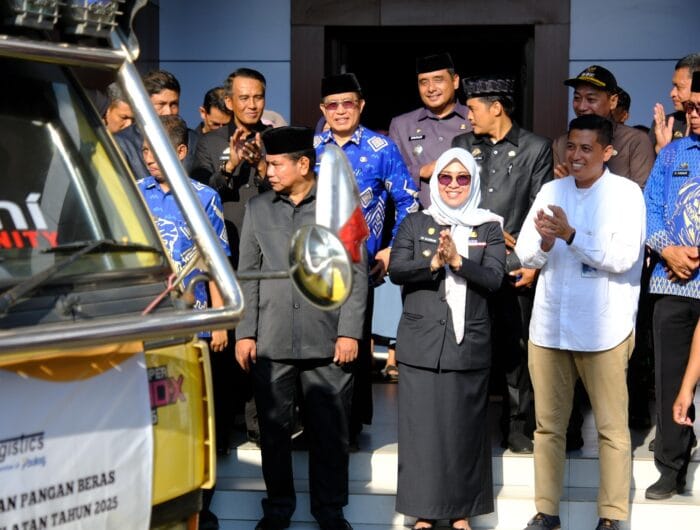 Bupati Gowa, Sitti Husniah Talenrang saat melepas bantuan pangan beras di Gowa, Jumat, 25 Juli 2025.