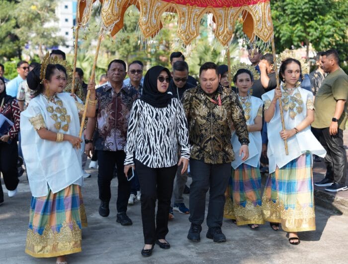 Bupati Gowa, Siti Husniah Talenrang bersama dengan Plt Direktur Perseroda Gowa Maju Bersama, Ardiyansyah Arsyad saat menghadiri penandatanganan kerja sama dengan ASITA Sulsel, di Istana Tamalate, Sungguminasa, Minggu, 27 Juli 2025.