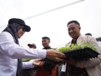 BERKUALITAS. Bupati Gowa, Sitti Husniah Talenrang saat menyerahkan bantuan bibit kentang berkualitas kepada kelompok tani di Kecamatan Tinggimoncong, Gowa, Rabu, 30 Juli 2025.
