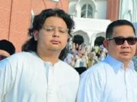 AYAH-ANAK. Muammar Ferirae Gandi (kiri) bersama ayahnya, Rudsi Masse (RMS). Ayah dan anak ini menjadi ketua partai di Sulsel.