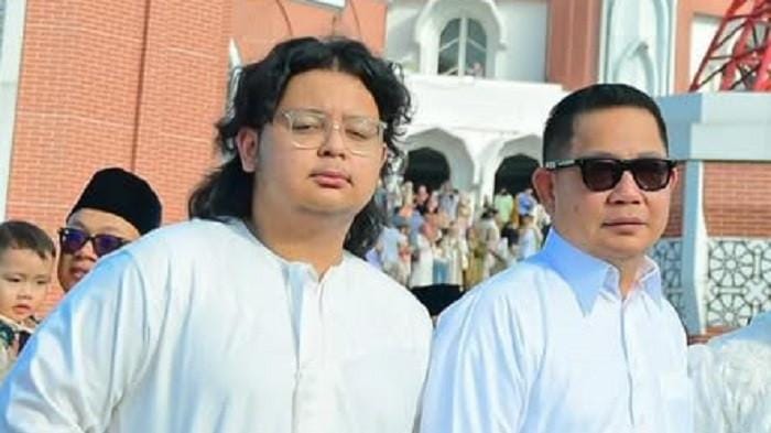 AYAH-ANAK. Muammar Ferirae Gandi (kiri) bersama ayahnya, Rudsi Masse (RMS). Ayah dan anak ini menjadi ketua partai di Sulsel.