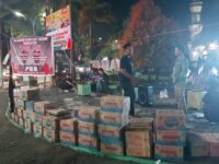 DEMO. Warga mulai berbondong-bondong menyediakan logistik untuk para demonstran yang menolai kenaikan PBB di Bone. Kejadian ini mirip dengan demonstrasi di Kabupaten Pati.