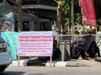 Aksi pasang tenda di depan Balai Kota Makassar