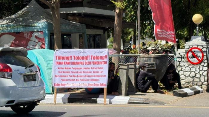Aksi pasang tenda di depan Balai Kota Makassar