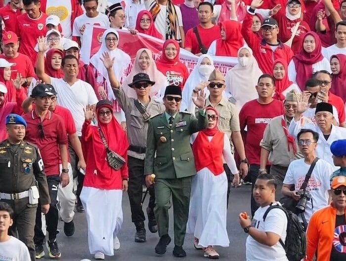 Gubernur Sulsel, Andi Sudirman Sulaiman saat mengenakan kostum vintage ala presiden RI pertama, Ir Soekarno.