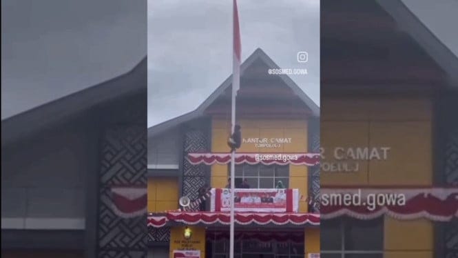 BERANI. Azam, salah satu pelajar SMP di Gowa yang berani memanjat tiang bendera saat tali bendera tersangkut di upacara HUT ke-80 RI