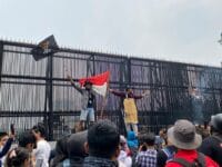 Pengunjuk rasa mengibarkan bendera One Piece di depan kantor DPR RI saat melakukan unjuk rasa, Senin, 25 Agustus 2025.