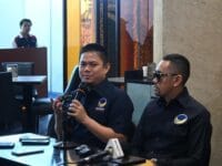 Bupati Kolaka Timur, Abdul Azis saat memberikan keterangan kepada wartawan yang menepis dirinya telah terjaring OTT KPK. Abdul Azis kini sedang berada di Makassar.