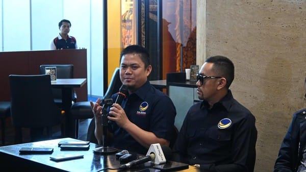 Bupati Kolaka Timur, Abdul Azis saat memberikan keterangan kepada wartawan yang menepis dirinya telah terjaring OTT KPK. Abdul Azis kini sedang berada di Makassar.