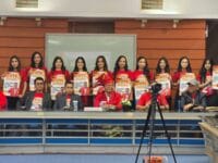 DR Marhaen Hardjo saat mendaftar sebagai kandidat calon rektor di Pilrek Unhas. Dia datang bersama 10 perempuan cantik yang mengawalnya.