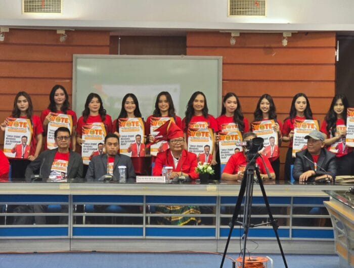 DR Marhaen Hardjo saat mendaftar sebagai kandidat calon rektor di Pilrek Unhas. Dia datang bersama 10 perempuan cantik yang mengawalnya.