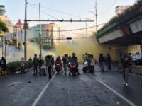 Massa Ojol melakukan aksi unjuk rasa di depan Markas Brimob usai pemakaman rekannya, Affan Kurniawan. Aksi demostrasi ini dibalas dengan serangan gas air mata.
