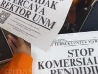 Pengurus BEM UNM menyebarkan flyer ke mahasiswa saat melakukan aksi unjuk rasa di sela PKKMB UNM di Gedung Pinisi, beberapa waktu lalu.