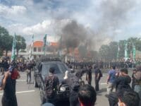 Aksi unjuk rasa di Surabaya yang berujung rusuh, demonstran saling serang dengan polisi.