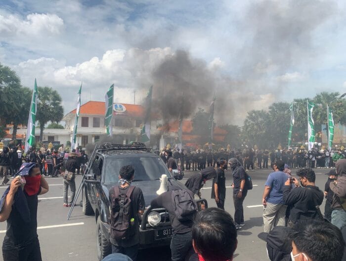 Aksi unjuk rasa di Surabaya yang berujung rusuh, demonstran saling serang dengan polisi.