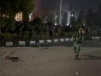 RUSUH. Situasi kantor Bupati Bone, malam ini setelah rusuh oleh demonstran yang menolak kenaikan PBB 300 persen di Bone.