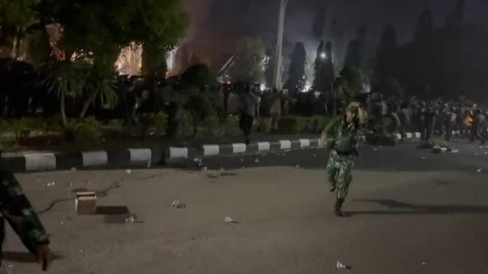 RUSUH. Situasi kantor Bupati Bone, malam ini setelah rusuh oleh demonstran yang menolak kenaikan PBB 300 persen di Bone.