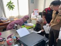 GELEDAH. Kejaksaan negeri sinjai saat melakukan penggeledahan di dua kantor Balai di Makassar terkait korupsi SPAM IKK Sinjai.