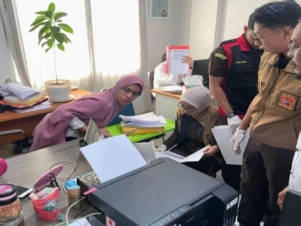 GELEDAH. Kejaksaan negeri sinjai saat melakukan penggeledahan di dua kantor Balai di Makassar terkait korupsi SPAM IKK Sinjai.