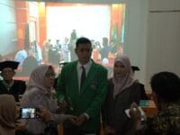 Pengusaha Properti asal Kabupaten Gowa, H Rohandi bersama dengan orang tua dan istrinya usai melaksanakan ujian promosi doktor di UMI, Kamis, 28 Agustus 2025.