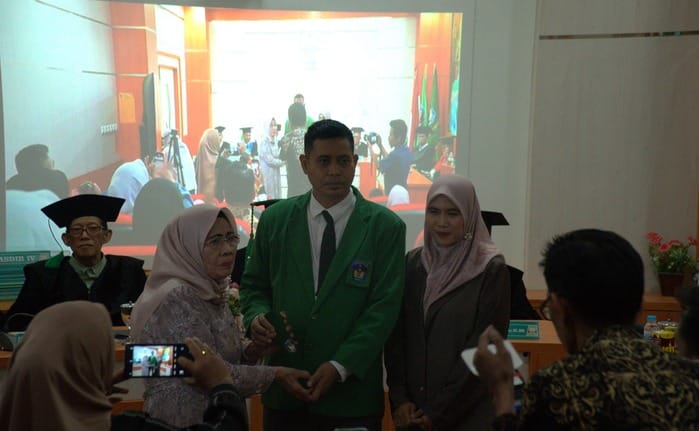 Pengusaha Properti asal Kabupaten Gowa, H Rohandi bersama dengan orang tua dan istrinya usai melaksanakan ujian promosi doktor di UMI, Kamis, 28 Agustus 2025.
