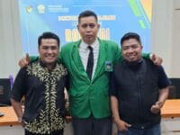 H Rohandi bersama dua sahabatnya usai melaksanakan promosi doktor di kampus Pascasarjana UMI, Kamis, 28 Agustus 2025.