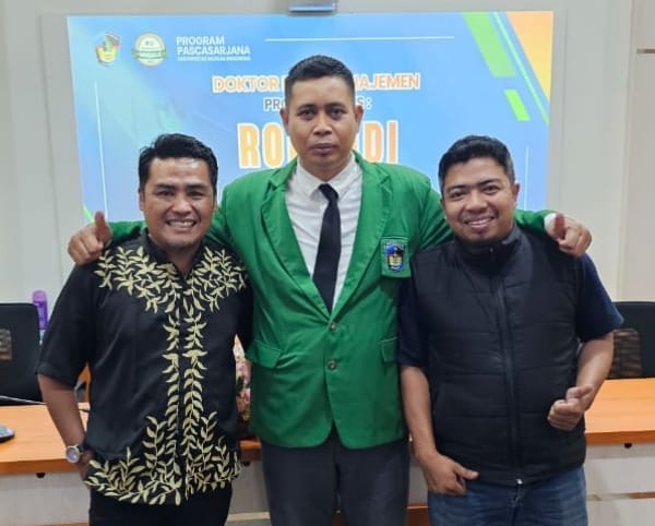 H Rohandi bersama dua sahabatnya usai melaksanakan promosi doktor di kampus Pascasarjana UMI, Kamis, 28 Agustus 2025.