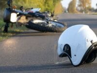 Ilustrasi: sepeda motor yang dibiarkan tergeletak