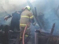 Petugas pemadam kebakaran di Kota Makassar berusaha memadamkan api yang melalap delapan rumah di Kecamatan Tallo, Kota Makassar, Senin, 18 Agustus 2025, siang.