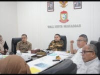 Wali Kota Makassar, Munafri Arifuddin saat mendengarkan penjelasan dari PT Tanamal Phinisi Property yang berencana menanamkan investasi senilai Rp20 Miliar di kawasan Tanjung Bunga.