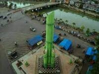 Tugu bambu runcing yang ada di kabupaten Pangkep. Kabupaten Pangkep tahun ini menurunkan tarif pajak sebesar 0,5 persen.