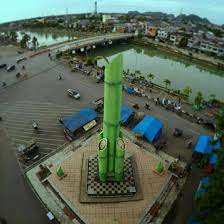 Tugu bambu runcing yang ada di kabupaten Pangkep. Kabupaten Pangkep tahun ini menurunkan tarif pajak sebesar 0,5 persen.