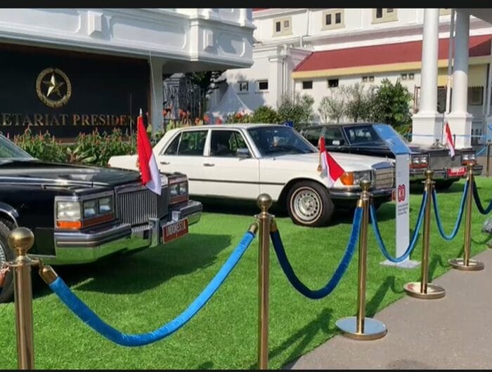 KLASIK. Tiga mobil dinas klasik ini adalah kendaraan kepresidenan di masanya masing-masing. Kendaraan ini menjadi saksi sejarah yang setia menemani para pemimpin bangsa.