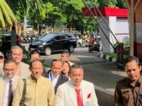 Mantan Menteri Pendidikan, Kebudayaan, Riset, dan Teknologi (Mendikbudristek) Nadiem Makarim didampingi pengacaranya saat memenuhi panggilan KPK terkait dengan dugaan korupsi Google Cloud.