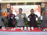 GUDANG. Aparat Polrestabes Makassar saat merilis tangkapan 13,3 kilogram sabu-sabu di Kota Makassar.