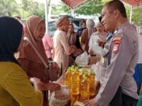 Aparat Polres Bulukumba menggelar pasar murah di pelataran ICDT, Bulukumba.