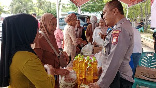 Aparat Polres Bulukumba menggelar pasar murah di pelataran ICDT, Bulukumba.