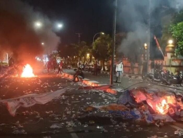 RUSUH. Situasi di depan kantor Bupati Bone yang rusak setelah para pendemo berunjuk rasa menolak kenaikan PBB di Kabupaten Bone.