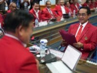 Prof JJ saat menyerahkan formulir pendaftaran kepada panitia Pilrek Unhas.