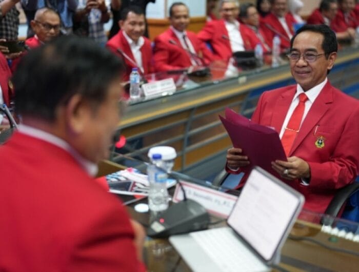 Prof JJ saat menyerahkan formulir pendaftaran kepada panitia Pilrek Unhas.