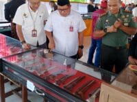 CANGGIH. Bupati Takalar, Firdaus Dg Manye saat meihat sejumlah benda pusaka di Kabupaten Takalar. Benda pusaka ini dilengkapi dengan barcode sebagai media informasi asal usul pusaka itu.