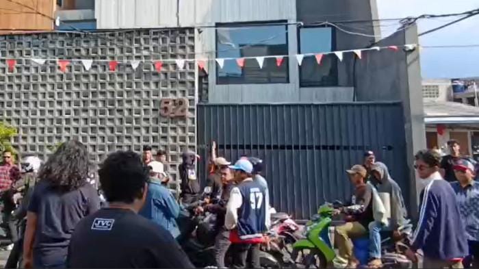 JARAH. Rumah Ahmad Sahroni di Tanjung Priok dijarah warga, Sabtu, 30 Agustus 2025.