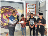 BEBAS. Tiga terpidana di Kabupaten Pangkep saat menerima amnesti dari Presiden RI, Prabowo Subianto.