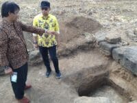 Bupati Soppeng, Suwardi Haseng saat memantau proses penggalian di Situs Calio yang menjadi tempat ditemukannya artefak manusia berusia 1,5 juta tahun.