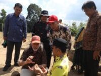 PURBA. Bupati Soppeng, Suwardi Haseng saat melihat artefak yang ditemukan oleh peneliti di Situs Calio. Artefak berusia 1,5 juta tahun ini menjadi pintu gerbang pengetahuan baru tentang peradaban manusia di dunia.