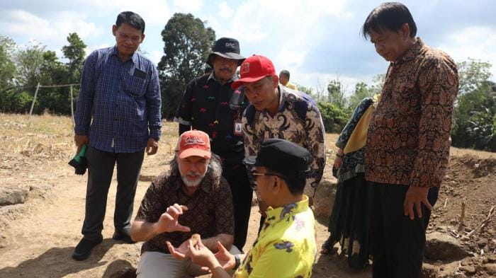 PURBA. Bupati Soppeng, Suwardi Haseng saat melihat artefak yang ditemukan oleh peneliti di Situs Calio. Artefak berusia 1,5 juta tahun ini menjadi pintu gerbang pengetahuan baru tentang peradaban manusia di dunia.