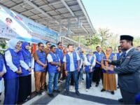 Gubernur Sulsel, Andi Sudirman Sulaiman saat melepas tenaga kesehatan yang akan bertugas di daerah terpencil di Selayar dan Pangkep.